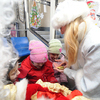 В новогоднем фуникулере Владивостока Дед Мороз и Снегурочка раздавали подарки — newsvl.ru