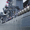 Моряки ракетного крейсера "Варяг" встречают корабль ВМС США фрегат «Форд».  — newsvl.ru