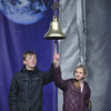 В символический колокол, установленный на площади города, ударили городские школьники — newsvl.ru