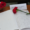 Жители Владивостока несут цветы к генконсульству Японии  — newsvl.ru