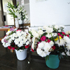 Жители Владивостока несут цветы к генконсульству Японии  — newsvl.ru