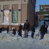 На тротуарах много снега, граждане активно участвуют в ручной уборке — newsvl.ru