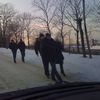 Пешеходы идут по проезжей части — newsvl.ru