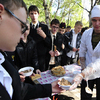 Также все участники "Дня призывника" смогли отведать традиционной "солдатской каши" из развернутых на территории Дома молодежи полевых кухонь. — newsvl.ru