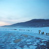 По кромке льда рыбаки идут к местам клёва — newsvl.ru