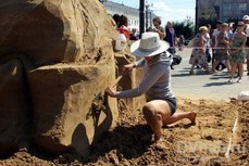 Комсомольчанин принимает участие в Фестивале скульптур из песка и сена в Перми