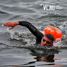 На марафонском заплыве «Амурский залив» мастер спорта из Новосибирска преодолел 12 км за два часа 