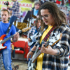 Девушки приехали не только спеть, но и поиграть на бас-гитаре — newsvl.ru