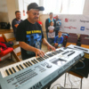 Двое клавишников приехали исполнить песню в составе группы из 50 человек — newsvl.ru