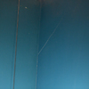 Здесь, в зале авангардистов, видно, что трещина перешла на соседнюю стену — newsvl.ru