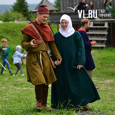 Меч-каролинг, платья рукодельниц и душевная атмосфера — свыше 150 человек поучаствовали в средневековом фестивале под Уссурийском 
