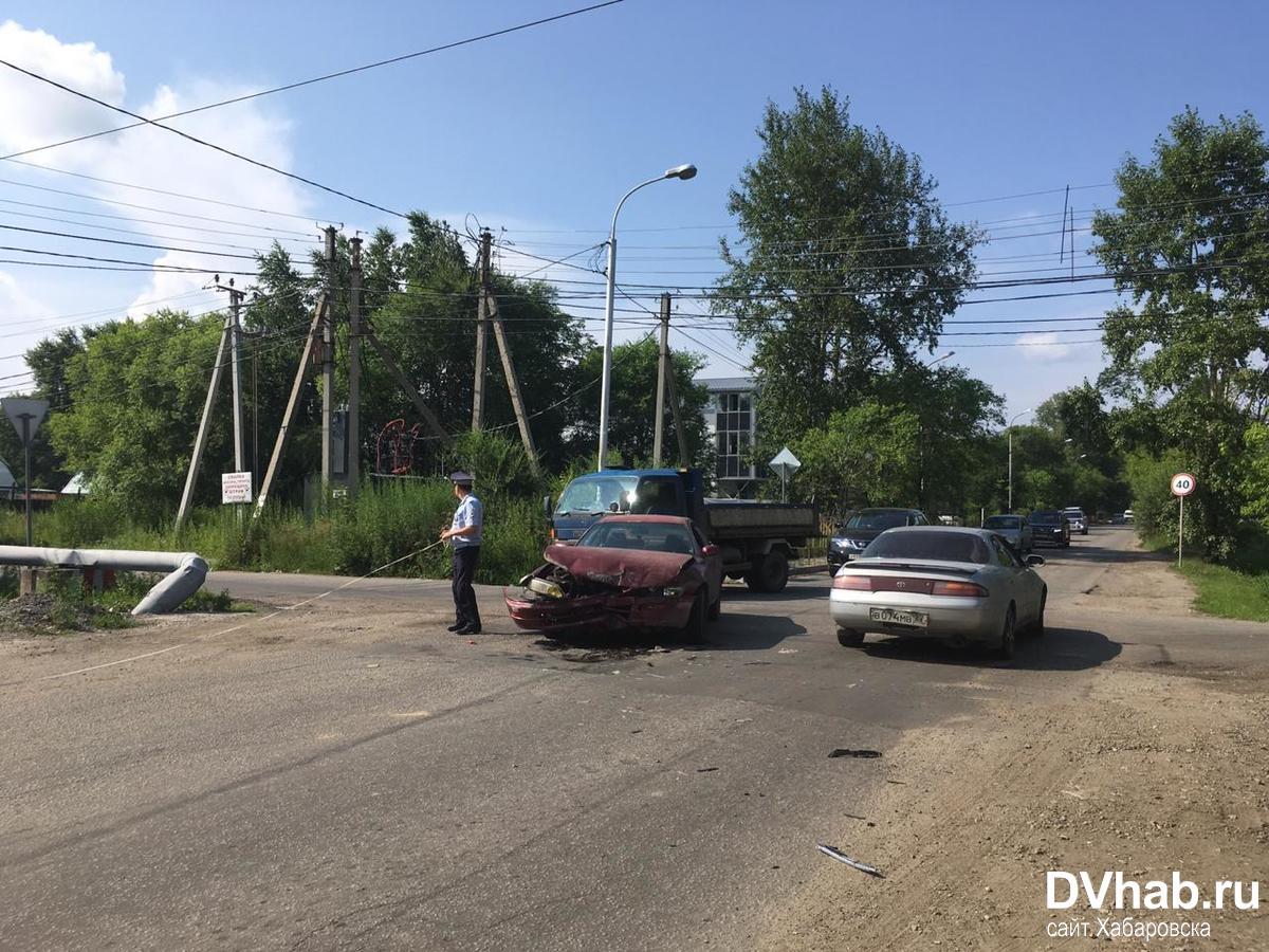 По указанию пассажира хабаровская автоледи устроила серьезное ДТП (ФОТО) —  Новости Хабаровска