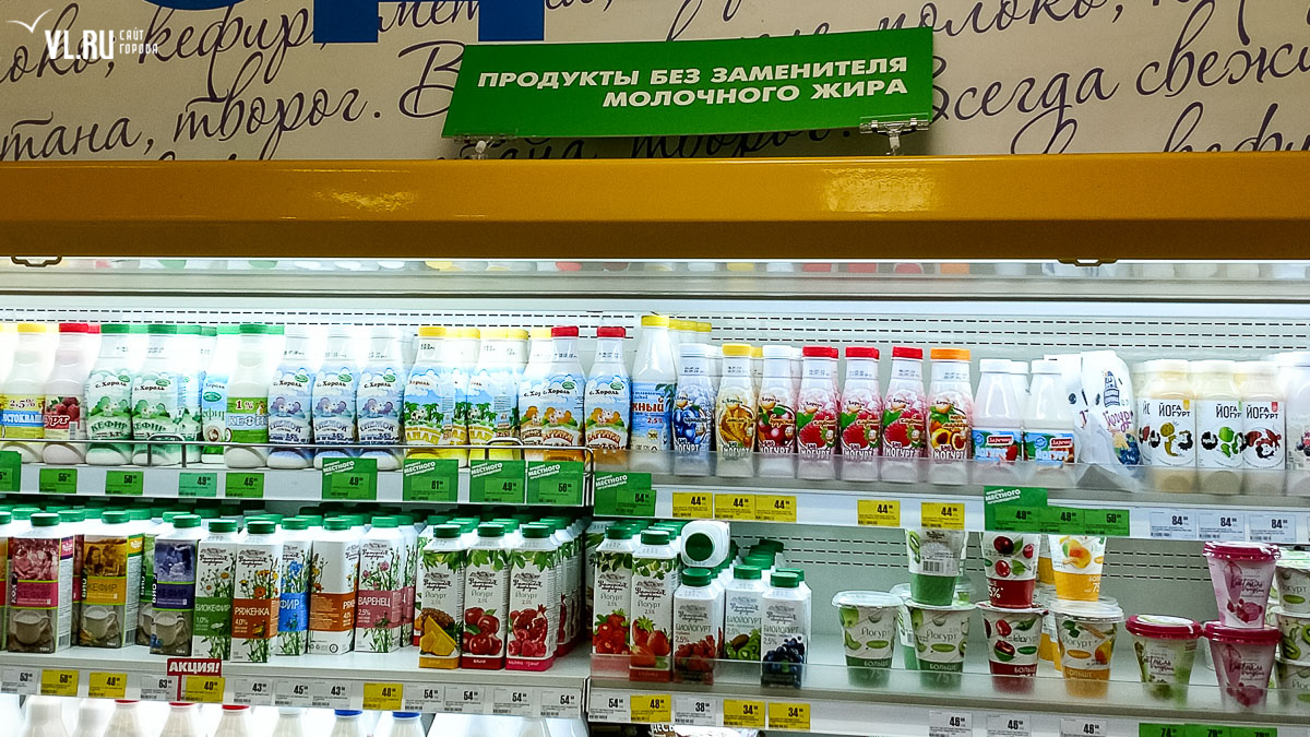 полка с молочными продуктами. потребители молочной продукции. без заменителя молочного жира табличка. молочная продукция выкладка. с заменителем молочного жира табличка.