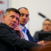Депутат Руслан Галицкий вглядывается в презентацию — newsvl.ru