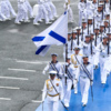 Военные моряки выносят Андреевский флаг — newsvl.ru