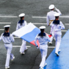 Моряки торжественно выносят государственный флаг Российской Федерации — newsvl.ru