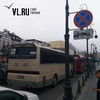 Туристические автобусы нарушают правила парковки в центре Владивостока на глазах сотрудников ГИБДД (ФОТО)