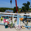 На обломках моста все еще лежат детские игрушки в память о жертвах инцидента  — newsvl.ru