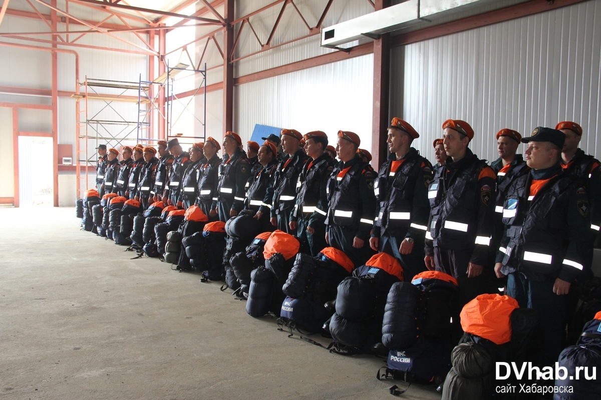 Спасатели москвы. Сотрудники мчс россии. Счастливые спасатели. Спасатель дежурный. Спасатель дежурный.