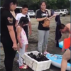 Китайские туристы массово вылавливают морепродукты в двух бухтах на Русском острове (ВИДЕО)