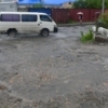 Вода из озера стекает на дорогу — newsvl.ru