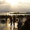 Счастливые жители и гости Владивостока вышли на набережную Спортивной гавани, чтобы насладиться живописным заходом солнца — newsvl.ru