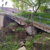 Этим летом после многократных сильных дождей грунт под бетонными блоками и пролетами начал постепенно съезжать вниз — newsvl.ru
