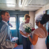 Старший проводник электропоезда Оксана Прокофьева встретила жениха с невестой и пригласила в праздничный вагон — newsvl.ru