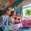Жених и невеста решили поступить оригинально, так как за все годы работы в электричках свадеб в вагонах никогда не видели — newsvl.ru