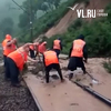 На ж/д пути в Романовке обрушился грязевой поток — грузовые поезда из Партизанска пропускают в порядке очереди (ВИДЕО)