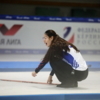 Китайская спортсменка с помощью крика пытается заставить камень двигаться в нужном направлении — newsvl.ru