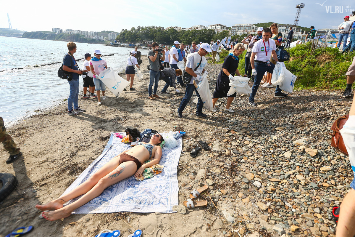 девушка на пляже без сознания. пляжи дальнего востока. Jongens 2013. синтия марелл. американский полицейский избивает женщину.