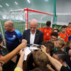 Юные воспитанники окружили президента ФИФА с просьбами об автографе — newsvl.ru
