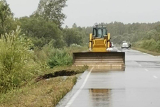 Дорожники ЕАО оперативно  восстановили дорогу после подтопления 