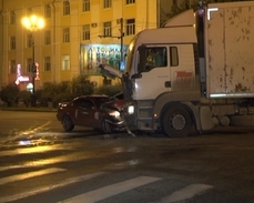 Влетел под фуру: два человека ранены в ночной аварии на улице Ленина 