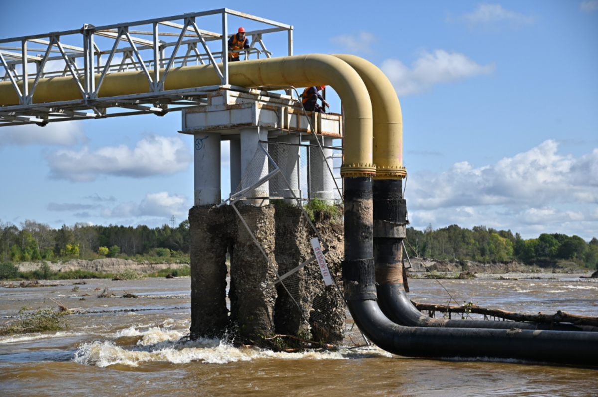 Большая труба с водой. Труба через реку. Газовая труба. Газопровод через реку. Опоры магистральных трубопроводов.