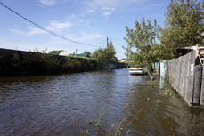 Жители поселка Победа в Комсомольске продолжают бороться с водой 