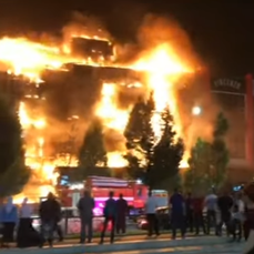 Житель Грозного посмеялся над пожаром в торговом центре - теперь он подметает улицу вокруг него