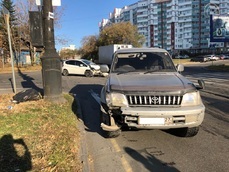 Таксист с клиенткой на борту выехал под внедорожник на улице Шеронова 