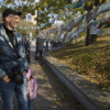 Около спуска к набережной висели фотографии жителей города — newsvl.ru