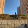 Из-за затянувшегося строительства  школьники карабкаются по подпорной стене и косогору, чтобы срезать путь — newsvl.ru