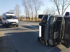 Микроавтобус с семейной парой и ребенком перевернулся на 11 километре Владивостокского шоссе 