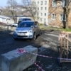 Место замены теплотрассы огорожено бетонными блоками и сигнальной лентой — newsvl.ru