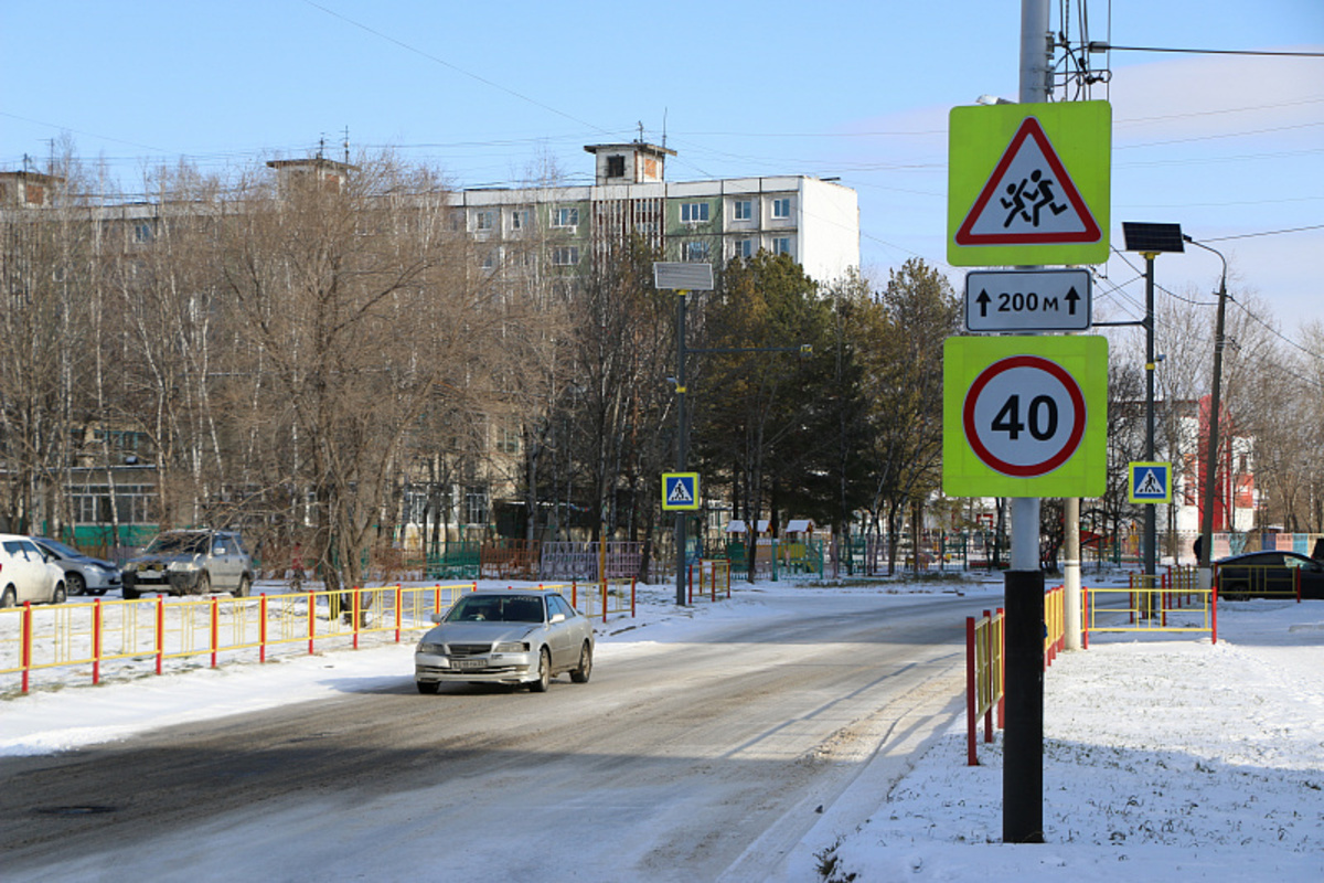 Около 35. Пешеходный переход Хабаровск. Пешеходный переход Ямашева. Пешеходные переходы Биробиджана. Хабаровск Южный микрорайон пешеходный переход.