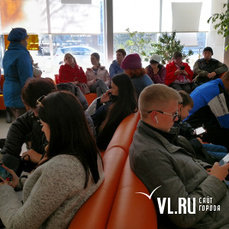 Жители Владивостока стоят в очередях в офисе «Аэрофлота» в первый день продаж билетов до Москвы на 2020 год 