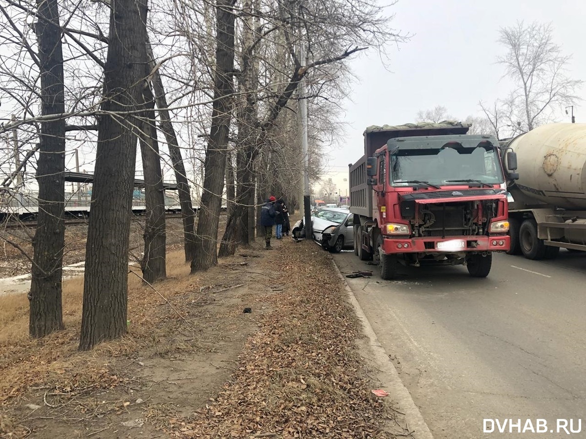 Проданный Prius разбил о столб на проспекте «невезучий» водитель (ФОТО) —  Новости Хабаровска