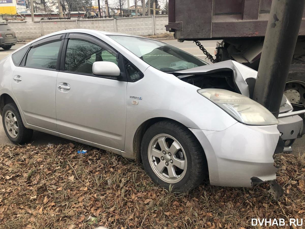 Проданный Prius разбил о столб на проспекте «невезучий» водитель (ФОТО) —  Новости Хабаровска