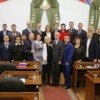 В честь принятия «исторического решения» депутаты даже сделали групповое фото. Фото пресс-службы городской администрации — newsvl.ru