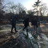 Замерзающую лужу с трудом преодолевают пешеходы — newsvl.ru