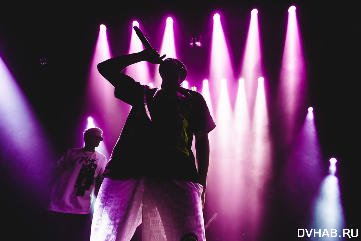 Концерт алисы в питере 2022. Организатор концертов. Организаторы выступлении. Организатор концертов. Выступление на сцене.